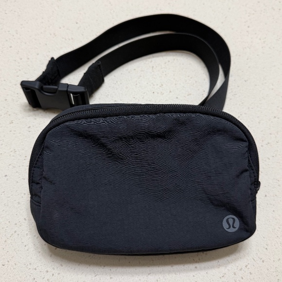 Lululemon belt bag - EUC - Picture 1 of 4